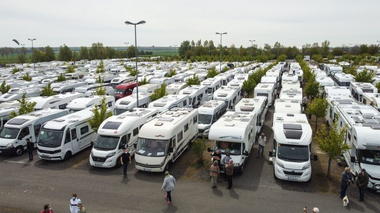 ABD0037_20210508 – MAINZ – DEUTSCHLAND: dpatopbilder – 08.05.2021, Rheinland-Pfalz, Mainz: Einige hundert Wohnmobile und Wohnwagen stehen am Vormittag auf dem Parkplatz an der Mainzer Messe, um fr ffnungen der Campingpltze zu demonstrieren (Aufnahme mit einer Drohne). Erwartet wurden zu der genehmigten Kundgebung nach Angaben der Initiative ÇCampen mit AbstandÈ mehr als 1.000 Wohnmobile und Wohnwagen. […]