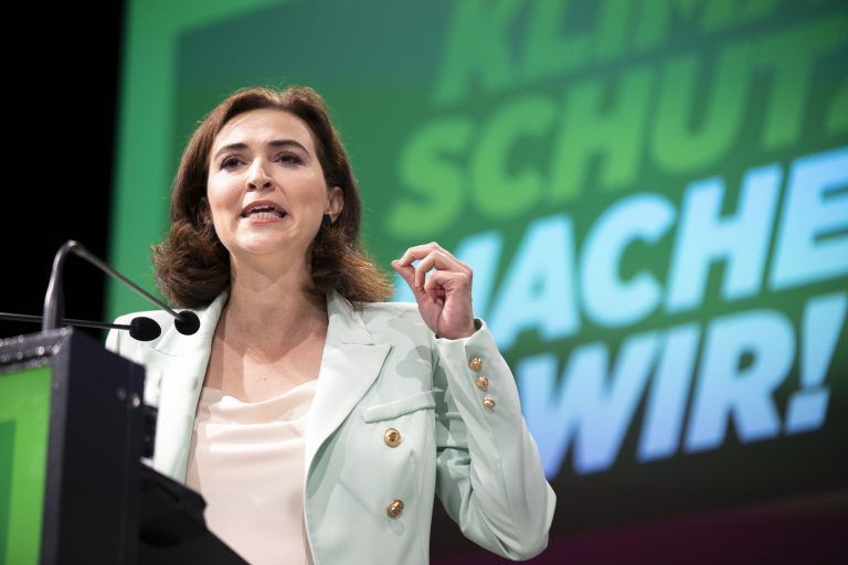 ABD0041_20240622 – WIEN –
STERREICH: Justizministerin Alma Zadic (GRNE) am Samstag, 22. Juni 2024 anl. eines grnen Bundeskongresses “Klimaschutz: Machen wir!” in Wien. – FOTO: APA/TOBIAS STEINMAURER