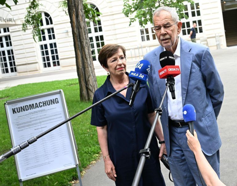 ABD0047_20240609 – WIEN –
STERREICH: Bundesprsident Alexander Van der Bellen und seine Ehefrau Doris Schmidauer am Sonntag, 9. Juni 2024, anl. der Stimmabgabe im Rahmen der EU-Wahl in Wien. – FOTO: APA/HELMUT FOHRINGER