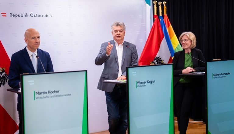 ABD0064_20240607 – WIEN –
STERREICH: vlnr.: Wirtschaftsminister Martin Kocher (
VP), Vizekanzler Werner Kogler (Grne) und Energieministerin Leonore Gewessler (Grne) am Freitag, 07. Juni 2024, whrend einer PK zum Thema “Made in Europe Bonus” in Wien. – FOTO: APA/GEORG HOCHMUTH