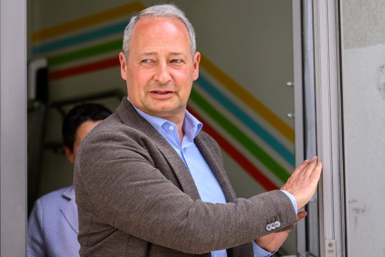 ABD0086_20240609 – WIEN –
STERREICH: SP
-Spitzenkandidat Andreas Schieder nach der Stimmabgabe des SP
-Spitzenkandidat Andreas Schieder am Sonntag, 09. Juni 2024, in Wien. – FOTO: APA/MAX SLOVENCIK