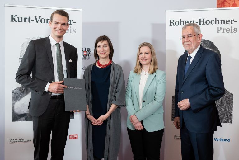 ABD0087_20220530 – WIEN –
STERREICH: vlnr.: Die ORF-Journalisten Paul Krisai, Carola Schneider, Miriam Beller und Bundesprsident Alexander Van der Bellen am Montag, 30. Mai 2022, im Rahmen der Verleihung des “Robert-Hochner-Preis 2022” und “Kurt-Vorhofer-Preis” in Wien. – FOTO: APA/GEORG HOCHMUTH