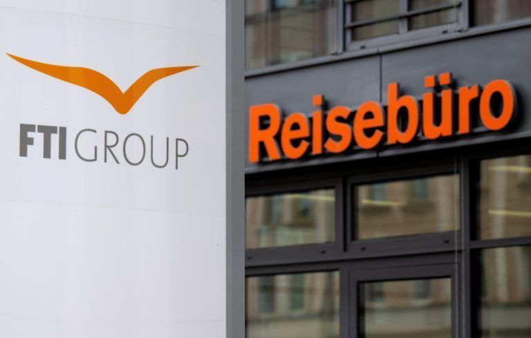 ABD0088_20240603 – MNCHEN – DEUTSCHLAND: ARCHIV – 31.01.2023, Bayern, Mnchen: Das Logo des Reiseveranstalter FTI (FTI Group) steht an der Firmenzentrale vor einem Reisebro. (zu dpa: ÇReisekonzern FTI meldet Insolvenz an – Knftige Reisen abgesagtÈ) Foto: dpa +++ dpa-Bildfunk +++. – FOTO: APA/dpa/Sven Hoppe