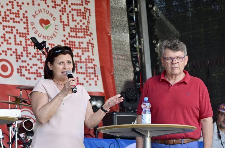 ABD0105_20220512 – WIEN –
STERREICH: AK-Prsidentin Renate Anderl,
GB Prsident Wolfgang Katzian anl. einer Demonstration, Kundgebung der Offensive Gesundheit Achtung Gesundheit – fr mehr Personal, gute Arbeit und faire Bezahlung am Donnerstag 12. Mai 2022 in Wien. – FOTO: APA/HANS PUNZ