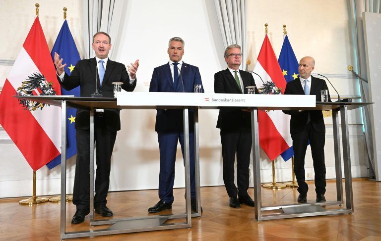 ABD0135_20240603 – WIEN – STERREICH: Der Chefkonom der Industriellenvereinigung Christian Helmenstein, Bundeskanzler Karl Nehammer (VP), Steiermarks Landeshauptmann Christopher Drexler (VP) und Arbeits- und Wirtschaftsminister Martin Kocher (VP) am Montag, 3. Juni 2024, whrend einer PK nach einem Runden Tisch zu “Technologieoffenheit und Deregulierung – Weichenstellung fr den Industrie- und Automobilstandort Europa” im Bundeskanzleramt in Wien. […]