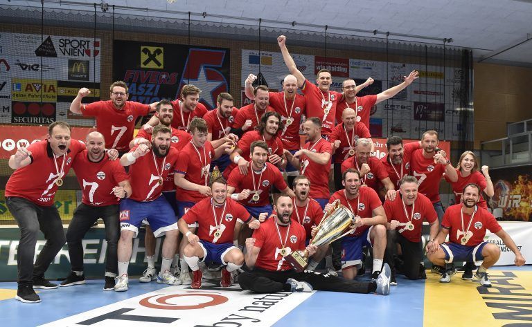 ABD0165_20210607 – WIEN –
STERREICH: Alpla Hard feiert den Meistertitel nach dem Spiel des Handball spusu Liga Finales best-of-3, 2. Spiel zwischen HC Fivers WAT Margareten und Alpla HC Hard am Montag, 07. Juni 2021 in Wien. . – FOTO: APA/HANS PUNZ