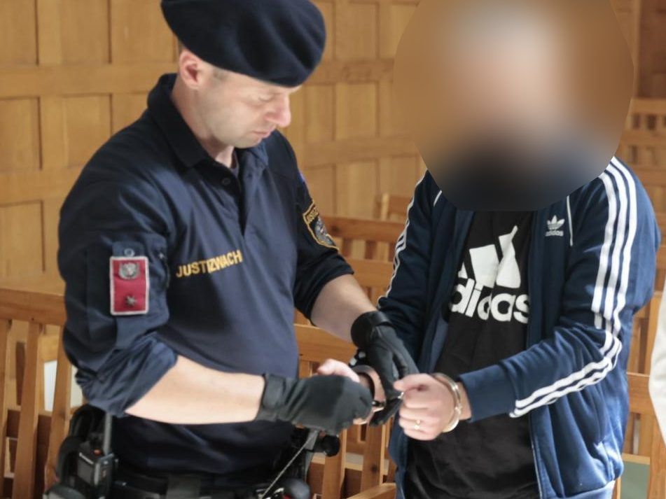 Senioren um 146.000 Euro geprellt: Haft für Telefonbetrüger