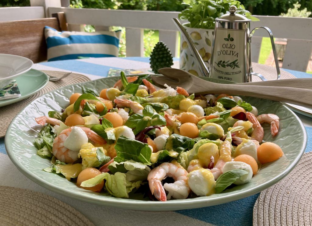Bunter Sommersalat mit Melone und Garnelen