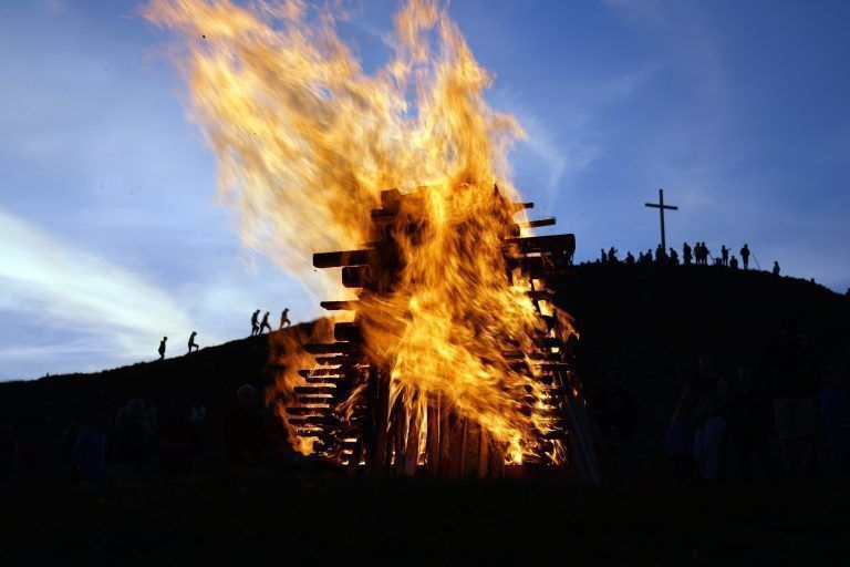 Feature. Gestern wurde ein Sonnwendfeuer auf dem Diedamskopf in Schoppernau entzündet. Viele nutzten die Gelegenheit, um auch noch den herrlichen Sonnenuntergang im Gebirge zu erleben.
