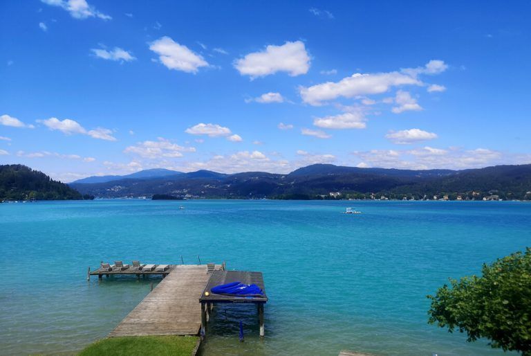 ABD0003_20200709 - VELDEN - ÖSTERREICH: ++ THEMENBILD ++ ZU APA0381 VOM 08.07.2020 - In Kärntens Tourismus-Hotspots gilt künftig Maskenpflicht von 21.00 bis 2.00 Uhr im öffentlichen Raum. Im Bild ein Steg mit Blick auf den Wörthersee im Juni 2020. - FOTO: APA/BARBARA GINDL; Sujet