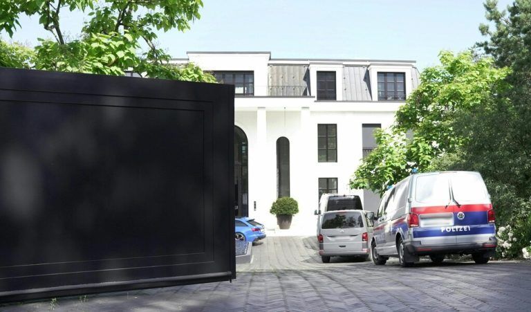 ABD0018_20240625 - IGLS - ÖSTERREICH: ZU APA0114 VOM 25.6.2024 - In der Villa von René Benko im Innsbrucker Stadtteil Igls ist es heut zu einer Hausdurchsuchung gekommen. Im Bild: Beamte bei der Durchsuchung am Dienstag, 25. Juni 2024 in Igls. - FOTO: APA/MARKUS ANGERER