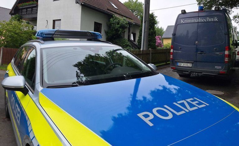 ABD0026_20240603 - TIRPERSDORF - DEUTSCHLAND: 03.06.2024, Sachsen, Tirpersdorf: Polizeifahrezeuge stehen nahe zu einem Haus, in dem es zu einem Gewaltverbrechen mit drei Toten gekommen war. Ein 28-Jähriger wurde am Tatort festgenommen, wie die Polizei mitteilte. Bei ihm handelt es sich nach Angaben der Ermittler um den Enkel bzw. Sohn der Opfer. Er ließ sich am Tatort widerstandslos festnehmen. Foto: Katrin Mädler/dpa-Zentralbild/dpa +++ dpa-Bildfunk +++. - FOTO: APA/dpa-Zentralbild/Katrin Mädler