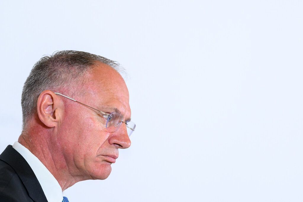 Länder bremsen Karners Pläne zur Bezahlkarte für Asylwerber