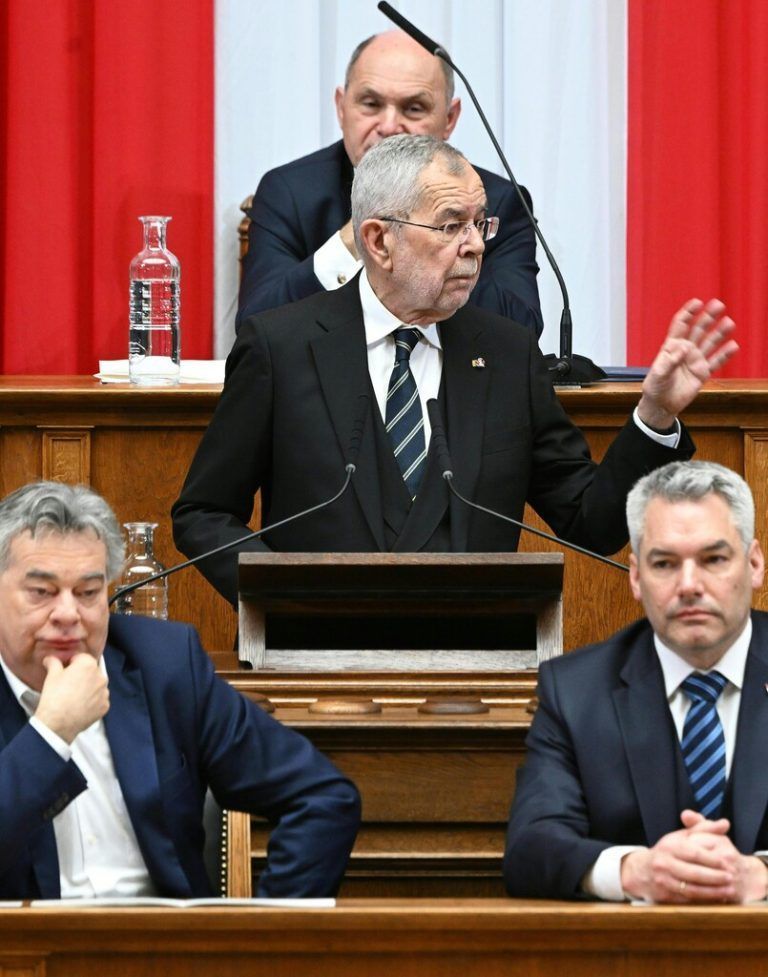 ABD0064_20230126 - WIEN - ÖSTERREICH: Nationalratspräsident Wolfgang Sobotka, Bundespräsident Alexander Van der Bellen, Vizekanzler Werner Kogler und Bundeskanzler Karl Nehammer während der Angelobung durch die Bundesversammlung am Donnerstag, 26. Jänner 2023, im Parlament in Wien. - FOTO: APA/ROLAND SCHLAGER