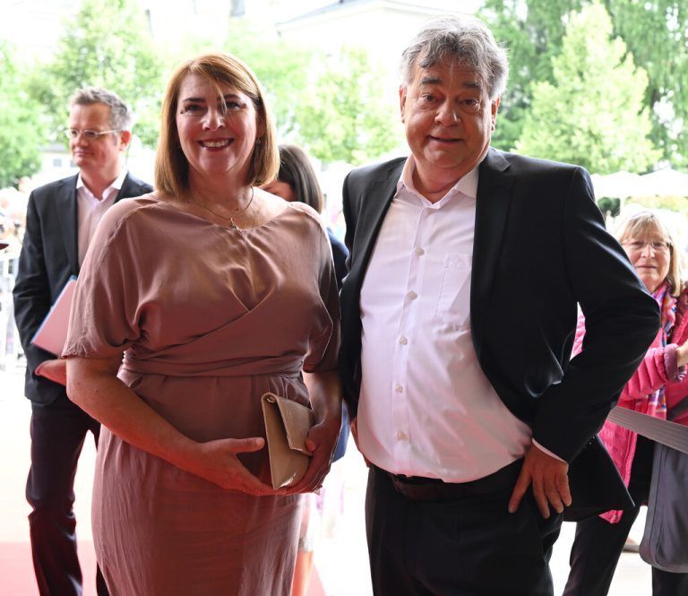 ABD0088_20230727 - SALZBURG - ÖSTERREICH: Vizekanzler Werner Kogler (Grüne) und Partnerin Sabine Jungwirth (l.) im Rahmen der Eröffnung der Salzburger Festspiele am Donnerstag, 27. Juli 2023, in Salzburg. - FOTO: APA/BARBARA GINDL