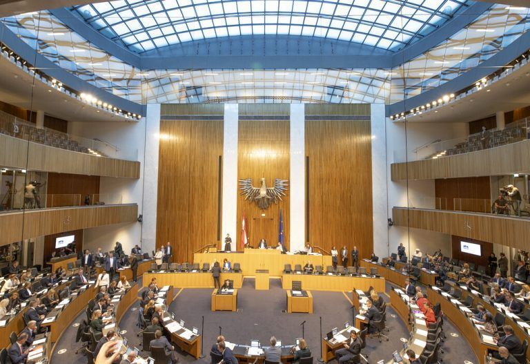 ABD0131_20231025 - WIEN - ÖSTERREICH: Blick in den Plenarsaal, aufgenommen am Mittwoch, 25. Oktober 2023, anl. einer Sondersitzung des Nationalrats auf Verlangen der FPÖ zu Neutralität und Souveränität Österreichs im Parlament in Wien. - FOTO: APA/TOBIAS STEINMAURER