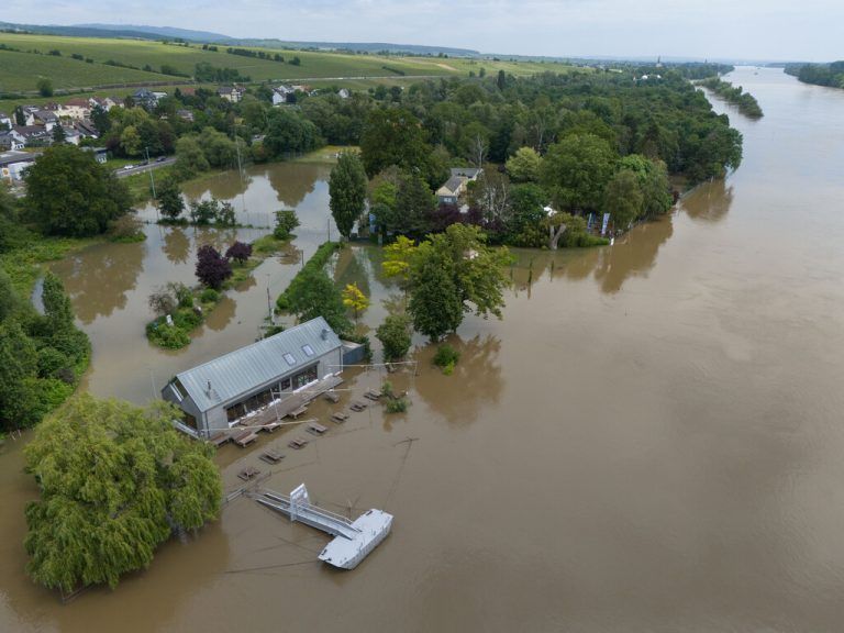 ABD0139_20240603 - HATTENHEIM - DEUTSCHLAND: 03.06.2024, Hessen, Hattenheim: Das Hochwasser des Rhein hat den Uferbereich in Hattenheim samt einer Gaststätte überschwemmt (Luftaufnahme mit einer Drohne). Der Pegel des Rheins soll zunächst weiter steigen. Foto: Boris Roessler/dpa +++ dpa-Bildfunk +++. - FOTO: APA/dpa/Boris Roessler