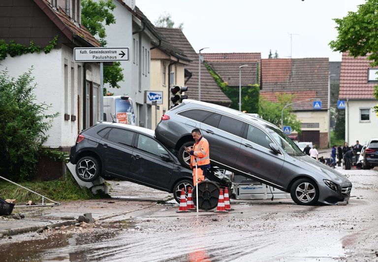 ABD0151_20240603 - MIEDELSBACH - DEUTSCHLAND: 03.06.2024, Baden-Württemberg, Miedelsbach: Auf einer Straße in Miedelsbach stehen Fahrzeuge, die durch ein Hochwasser nach einem Unwetter weggespült wurden. Seit Tagen kämpfen die Helfer in Bayern und Baden-Württemberg gegen die Flut und ihre Folgen. Die Hochwasserlage ist weiter dynamisch und unübersichtlich. Viele kleine Gemeinden sind betroffen, mancherorts spitzt sie sich die Lage sogar zu. Foto: Bernd Weißbrod/dpa - ACHTUNG: Kennzeichen beschädigter Fahrzeuge wurden aus rechtlichen Gründen gepixelt +++ dpa-Bildfunk +++. - FOTO: APA/dpa/Bernd Weißbrod
