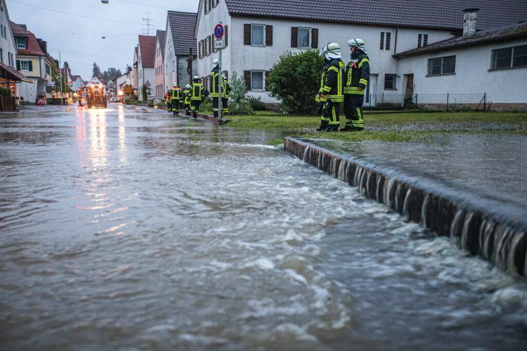 FISCHACH/BAYERN: Überflutungen in weiten Teilen von Oberschwaben führen zu Rettungseinsätzen und Sperrungen. Im Bayrischen Fischach ist die Schmutter und der Neufnach über die Ufer getreten und hat mehrere Wohnhäuser bereits von der Außenwelt abgeschnitten. Wasserretter vom Bayrischen Roten Kreuz sind mit Booten und einem Jetski vor Ort. Bislang werden aber noch keine Anwohner gerettet, da der Zustand stabil ist. Mit dem Jetski sind die Wasserretter mit den Anwohnern im ständigen Kontakt und Erkunden die Lage. *** FISCHACH BAYERN Flooding in large parts of Upper Swabia leads to rescue operations and closures In Fischach, Bavaria, the Schmutter and Neufnach rivers have burst their banks and have already cut off several houses from Copyright: xSimonxAdomatx