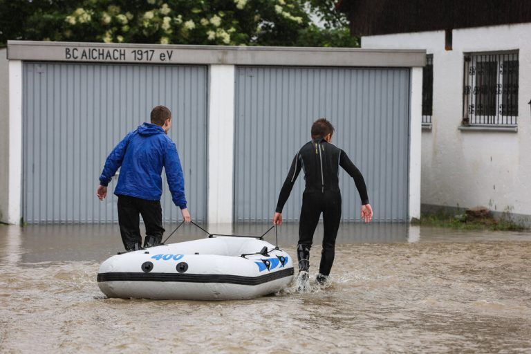Hochwasser Aichach 01.06.2024 Die Paar tritt ueber das Ufer, wie hier im schwaebischen Aichach, beim Trainingsplatz des BC Aichach, Meldestufe 4 erreicht, Meldestue 4 erreicht, 3,33 Meter / Symbolbild / Schlauchboot, Boot Aichach Aichach Bayern Deutschland *** Flood Aichach 01 06 2024 The Paar overflows its banks, as here in Aichach, near the training ground of the BC Aichach, reporting level 4 reached, reporting level 4 reached, 3.33 meters symbol image inflatable boat, boat Aichach Aichach Bavaria Germany Copyright: xBEAUTIFULxSPORTS/Goldbergx