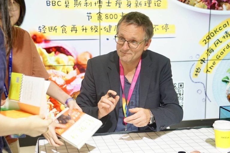 June 28, 2019 - Shanghai, Shanghai, China - Shanghai, China - June 27 2019: Michael mosley, British medical doctor,,held a book signing for his book diet light, which was attended by a large number of fans.Mosley also sampled the food on the spot to promote his light diet. Shanghai China PUBLICATIONxINxGERxSUIxAUTxONLY - ZUMAs145 20190628_zaa_s145_098 Copyright: xZhongxBaofux