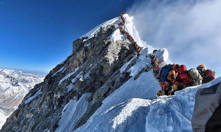 Massentourismus auf den höchsten Berg der Erde