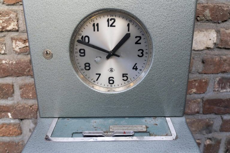Mechanische Stechuhr, analoge Erfassung der Arbeitszeit, Symbolbild, Stechuhr *** Mechanical time clock, analog recording of working time, symbol image, time clock