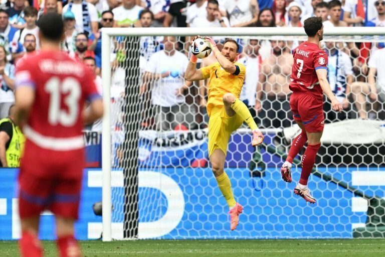 Slovenia's goalkeeper #01 Jan Oblak (C) catches the ball during the UEFA Euro 2024 Group C football match between Slovenia and Serbia at the Munich Football Arena in Munich on June 20, 2024. (Photo by MIGUEL MEDINA / AFP)