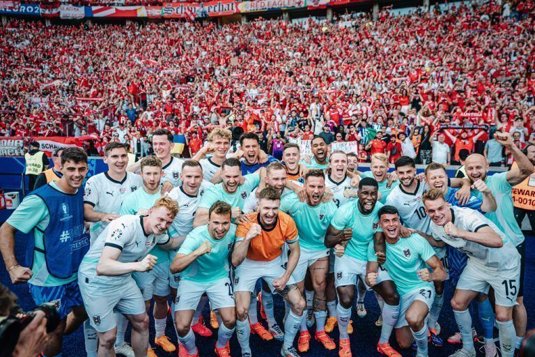Sport Bilder des Tages Fußball Herren UEFA-Fußball-Europameisterschaft 2024 Gruppe D Niederlande vs. Österreich 25.06.2024 Die Mannschaft aus Österreich feiert den Sieg Berlin Olympiastadion Berlin Deutschland *** Soccer Men UEFA European Football Championship 2024 Group D Netherlands vs Austria 25 06 2024 The team from Austria celebrates the victory Berlin Olympiastadion Berlin Germany
