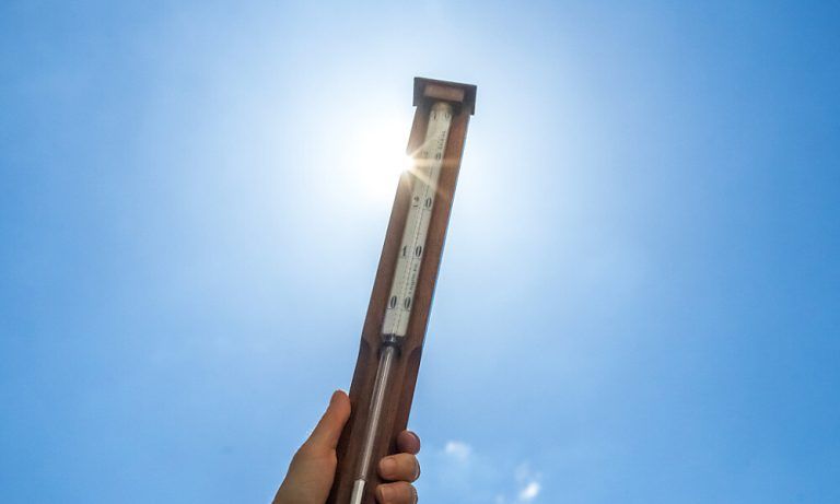 ++THEMENBILD++ Illustration zu den Themen Wetter / Hitze / Sommer. Im Bild: Ein Thermometer zeigt am Montag, 22. Juni 2021, eine Temperatur von über 30 Grad Celsius an.