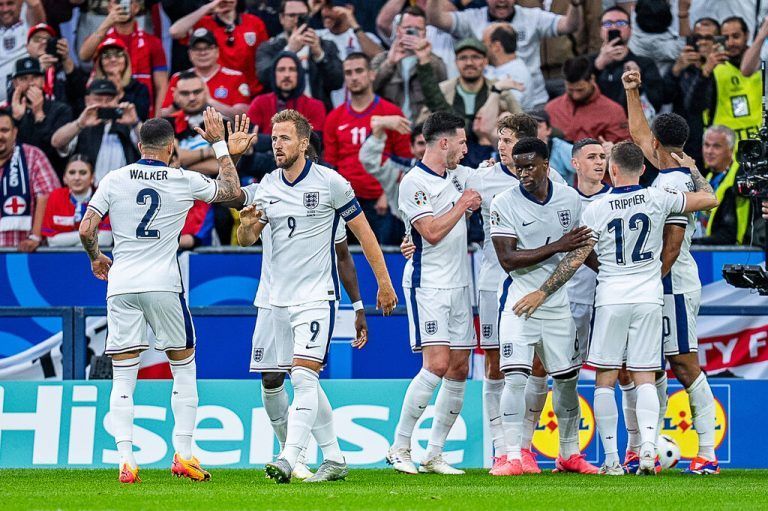 Tor zum 0:1 durch Jude Bellingham England, 10 hier Bukayo Saka England, 7 Marc Guehi England, 6 Kieran Trippier England, 12 Harry Kane England, 9 Serbien vs. England, Herren, Fussball, 1. Spieltag, EURO 2024, 16.06.2024, Europameisterschaft, Gruppe C Serbien vs. England, Herren, Fussball, 1. Spieltag, EURO 2024, 16.06.2024, Europameisterschaft, Gruppe C Gelsenkirchen *** Goal for 0 1 by Jude Bellingham England, 10 here Bukayo Saka England, 7 Marc Guehi England, 6 Kieran Trippier England, 12 Harry Kane England, 9 Serbia v England, Men, Football, Matchday 1, EURO 2024, 16 06 2024, European Championship, Group C Serbia v England, Men, Football, Matchday 1, EURO 2024, 16 06 2024, European Championship, Group C Gelsenkirchen Copyright: xEibner-Pressefoto/BahhoxKarax EP_SRB