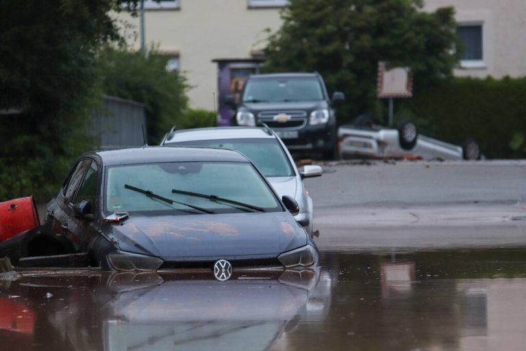 Unwetter, Autos stehen in überschwemmten Straßen in Haubersbronn. Nach starken Regenfällen gibt es Hochwasser mit Überschwemmungen. Schorndorf Baden-Württemberg Deutschland Haubersbronn *** Storm, cars standing in flooded streets in Haubersbronn After heavy rainfall there is high water with flooding Schorndorf Baden Württemberg Germany Haubersbronn Copyright: x xonw-imagesx/xChristianxWiedigerx