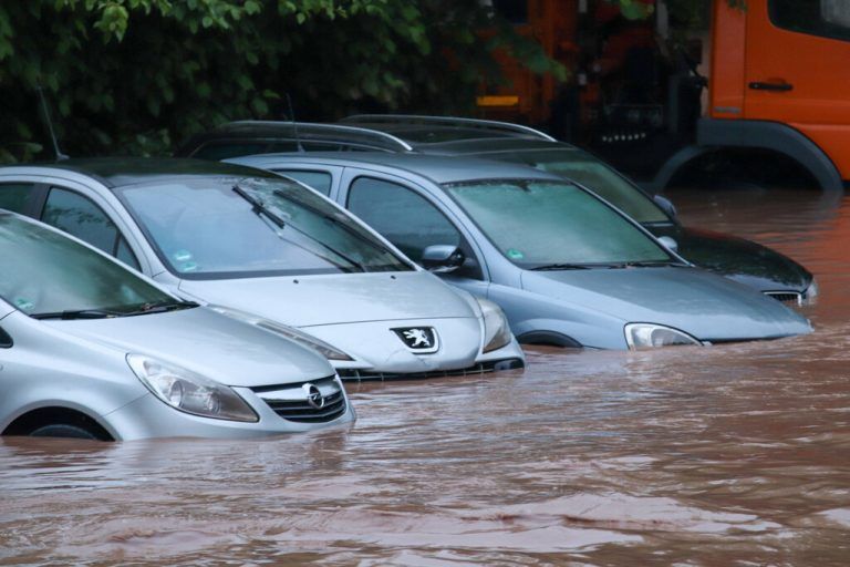 Unwetter, Autos stehen in überschwemmten Straßen in Haubersbronn. Nach starken Regenfällen gibt es Hochwasser mit Überschwemmungen. Schorndorf Baden-Württemberg Deutschland Haubersbronn *** Storm, cars standing in flooded streets in Haubersbronn After heavy rainfall there is high water with flooding Schorndorf Baden Württemberg Germany Haubersbronn Copyright: x xonw-imagesx/xChristianxWiedigerx