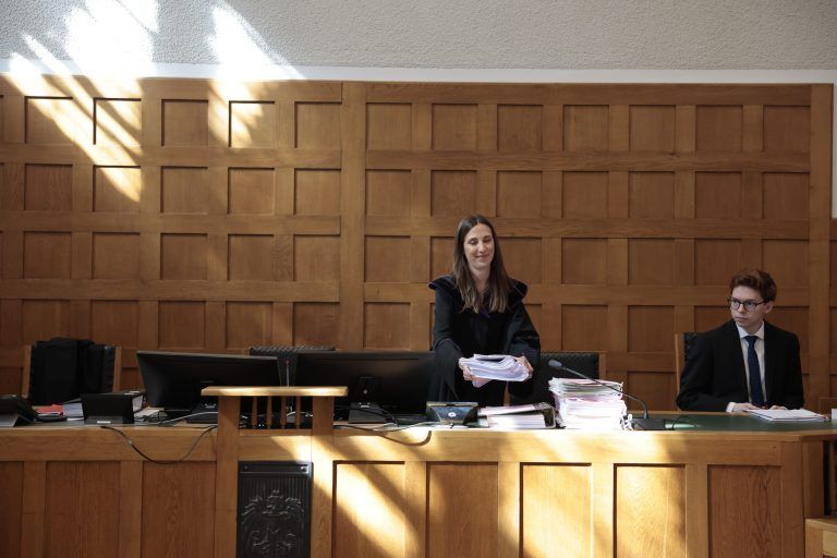 Zwei Männer, Jahrgang 1958 und 1957, sind angeklagt zwischen 2013 und 2020 als Organe in der Gemeinde Fußach überhöhte Dienstzulagen genehmigt und unberechtigte Spesen sowie Überstunden verrechnet zu haben Bitte Fotos von Angeklagten, Richterin Verena Wackerle