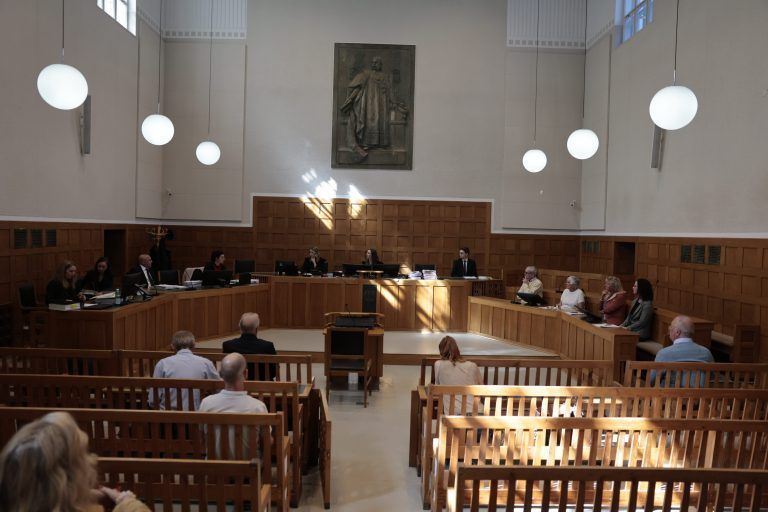 Zwei Männer, Jahrgang 1958 und 1957, sind angeklagt zwischen 2013 und 2020 als Organe in der Gemeinde Fußach überhöhte Dienstzulagen genehmigt und unberechtigte Spesen sowie Überstunden verrechnet zu haben Bitte Fotos von Angeklagten, Richterin Verena Wackerle