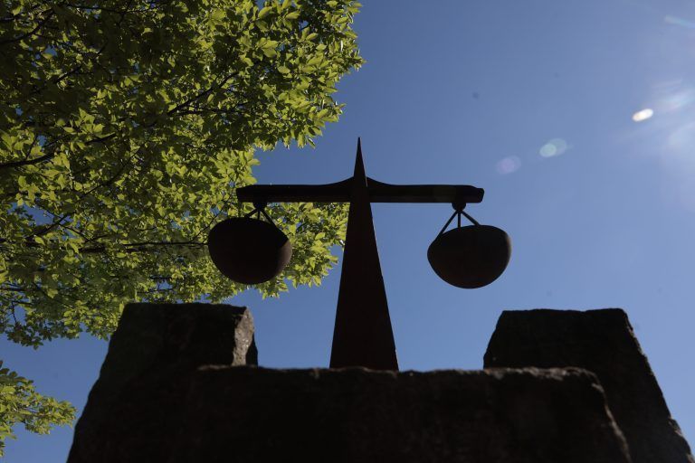 Zwei Männer, Jahrgang 1958 und 1957, sind angeklagt zwischen 2013 und 2020 als Organe in der Gemeinde Fußach überhöhte Dienstzulagen genehmigt und unberechtigte Spesen sowie Überstunden verrechnet zu haben Bitte Fotos von Angeklagten, Richterin Verena Wackerle