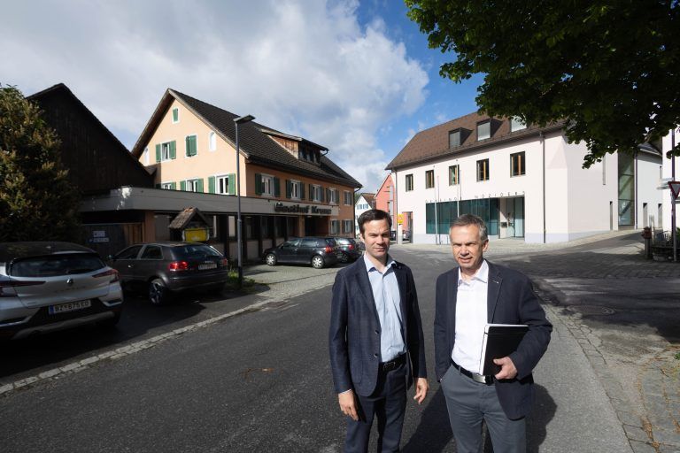 Bürgermeister Florian Themeßl-Huber und Beat Fleisch, Primus Immobilien drohne