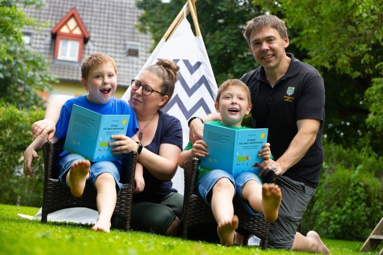 Vera Fechtigs Zwillinge haben ein Buch von Kindern für Kinder gestaltet, um sich finanziell an einer Reise zu beteiligen, die sie sich wünschen