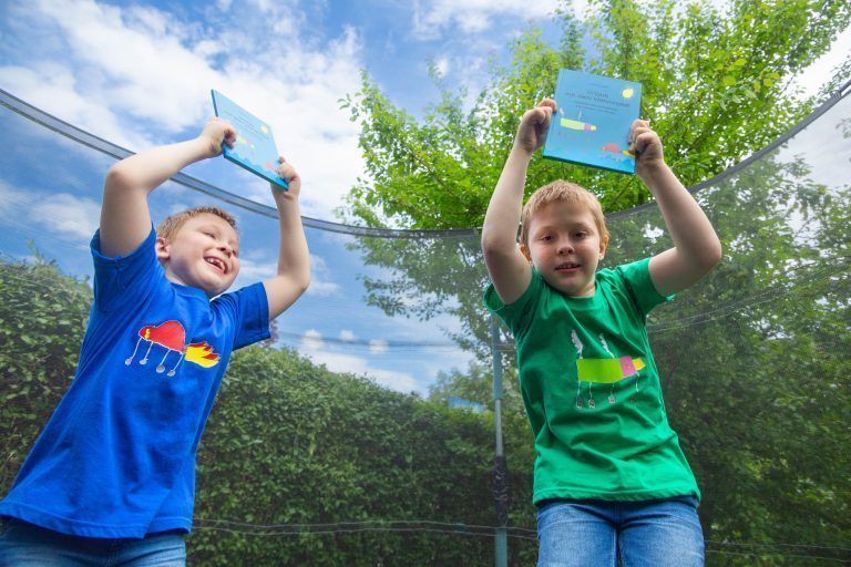 Vera Fechtigs Zwillinge haben ein Buch von Kindern für Kinder gestaltet, um sich finanziell an einer Reise zu beteiligen, die sie sich wünschen