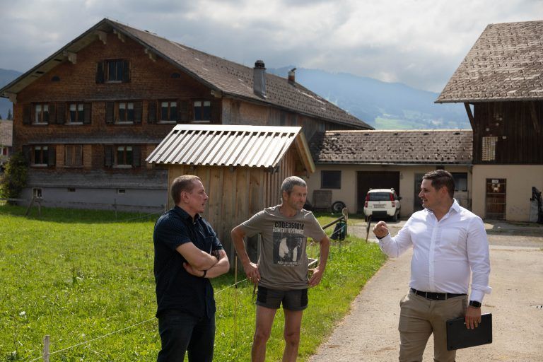Um die Existenz bangen: Heimische Bauern überboten