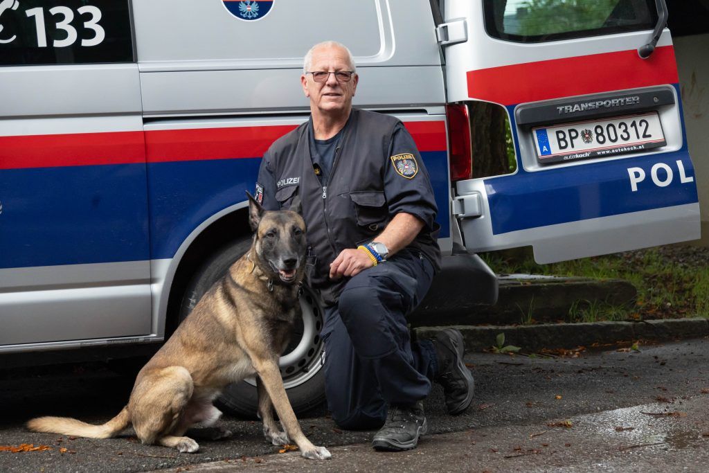 Polizist verlängert seine Dienstzeit, um mit dem Diensthund in Pension gehen zu dürfen
