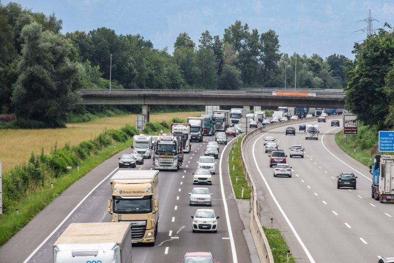 stau a14, höhewolfurt fahrtrichtung deutschland, gegen 12:30 uhr