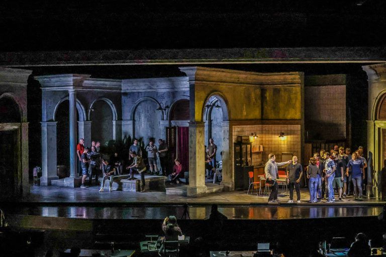 Einblicke in die Proben von Der Freischütz auf der Seebühne und der Oper im Festspielhaus Tancredi, jeweils anschließend folgt ein Pressegespräch mit Künstler:innen und Festspielvertreter:innen.