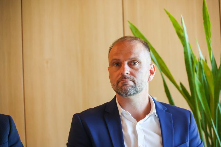 Präsentation der von SeneCura in Auftrag gegebenen Gutachten zum Vorwurf der Vernachlässigung eines Heimbewohners. Pk der Senecura zum Todesfall im Heim, mit • Univ.-Prof. Dr. Hans Jürgen Heppner, Friedrich-Alexander-Universität Erlangen-Nürnberg, Lehrstuhlinhaber Geriatrie (online zugeschaltet) • Univ.-Prof. Dr. Jürgen Osterbrink, Paracelsus Medizinische Privatuniversität Salzburg, Universitätsinstitut für Pflegewissenschaft und -praxis • Anton Kellner, Geschäftsführer SeneCura Gruppe • […]