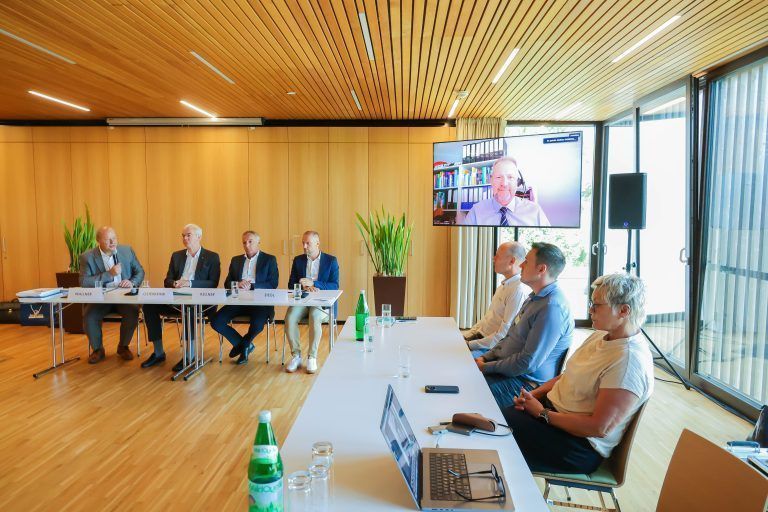 Präsentation der von SeneCura in Auftrag gegebenen Gutachten zum Vorwurf der Vernachlässigung eines Heimbewohners. Pk der Senecura zum Todesfall im Heim, mit • Univ.-Prof. Dr. Hans Jürgen Heppner, Friedrich-Alexander-Universität Erlangen-Nürnberg, Lehrstuhlinhaber Geriatrie (online zugeschaltet) • Univ.-Prof. Dr. Jürgen Osterbrink, Paracelsus Medizinische Privatuniversität Salzburg, Universitätsinstitut für Pflegewissenschaft und -praxis • Anton Kellner, Geschäftsführer SeneCura Gruppe • […]