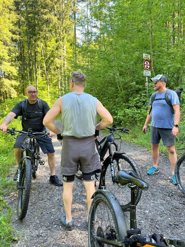 Verkehr zur Kobelalpe wirbelt Staub auf