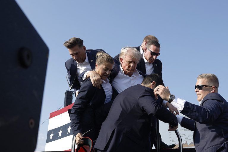 TOPSHOT-US-DONALD-TRUMP-INJURED-DURING-SHOOTING-AT-CAMPAIGN-RALL