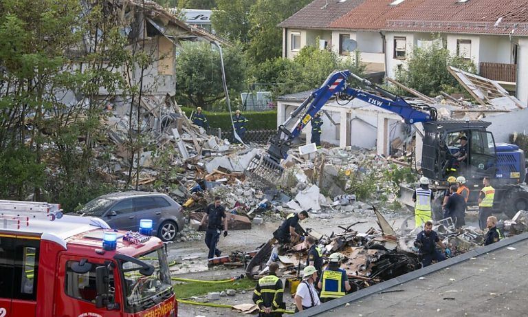 26.07.2024, Bayern, Memmingen: Rettungskräfte arbeiten an der Unglücksstelle. In Bayern ist der Polizei zufolge nach einer Explosion ein Reiheneckhaus eingestürzt. Ob Menschen in dem Gebäude in Memmingen waren, ist noch unklar. Foto: Stefan Puchner/dpa +++ dpa-Bildfunk +++