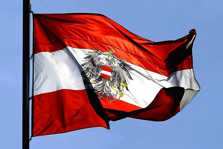 ABD0001_20181020 – WIEN –
STERREICH: ++ ARCHIVBILD/THEMENBILD ++ ZU APA0045 VOM 20.10.2018 – Eine Flagge der Republik
sterreich mit Bundeswappen, aufgenommen am 03. April 2005. (ARCHIVBILD VOM 3.4.2005) – FOTO: APA/HANS KLAUS TECHT