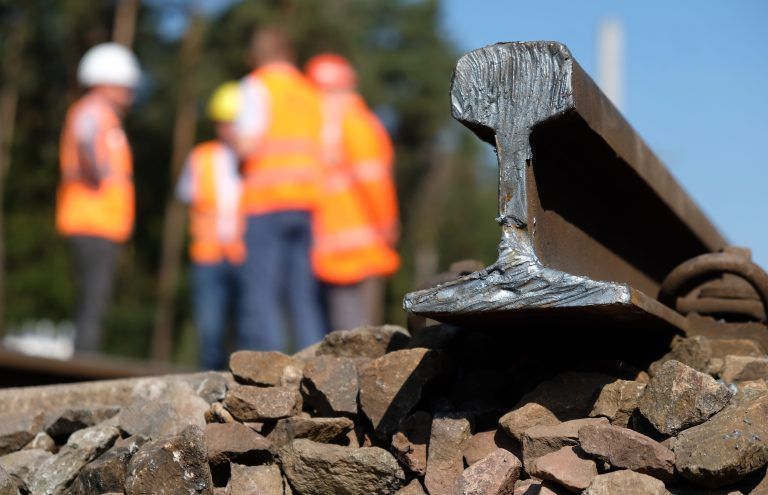 ABD0001_20240113 – DESSAU-ROSSLAU – DEUTSCHLAND: ARCHIV – 14.09.2021, Sachsen-Anhalt, Dessau-Ro§lau: Bauarbeiter stehen auf einer Baustelle. Bau- und Grnschnittarbeiten werden im Jahresverlauf immer wieder fr Einschrnkungen im regionalen Zugverkehr in Thringen fhren.(zu dpa: ÇBauarbeiten fhren zu Einschrnkungen im Thringer ZugverkehrÈ) Foto: Sebastian Willnow/dpa-Zentralbild/dpa +++ dpa-Bildfunk +++. – FOTO: APA/dpa-Zentralbild/Sebastian Willnow
